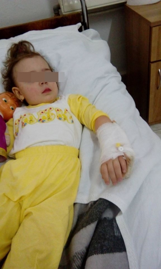 Безхаберна сестра от детска градина обезобрази бебе и го прати в болница (СНИМКИ 18+)