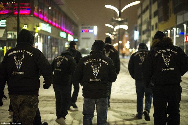 Във Финландия става страшно! "Воините на Один" патрулират по улиците, дебнат мигранти