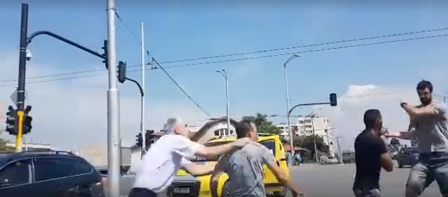 Зверско меле на оживено кръстовище в София, след боя момче е с прорезни рани (ВИДЕО)