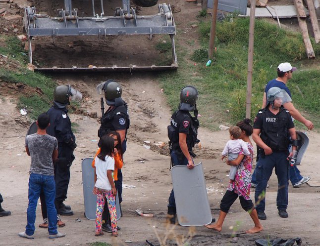 Деца от “Максуда” хвърлят камъни по колите на новия бул. “Левски”
