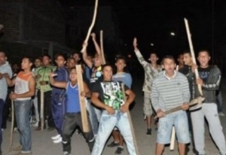 Пияни роми нападнаха полицаи в Раковски със закани за втори Асеновград, но им се случи случка
