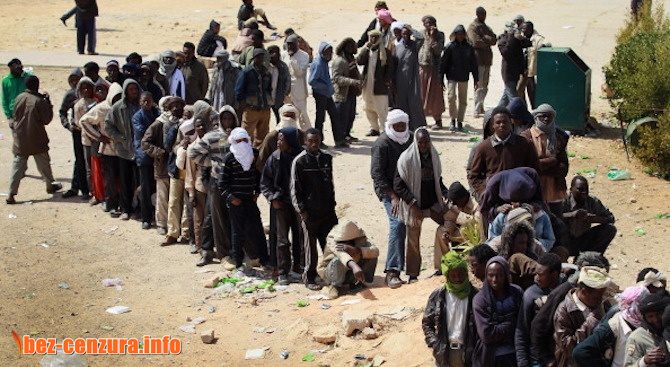 Стотици мигранти са избягали от център за задържане в Либия