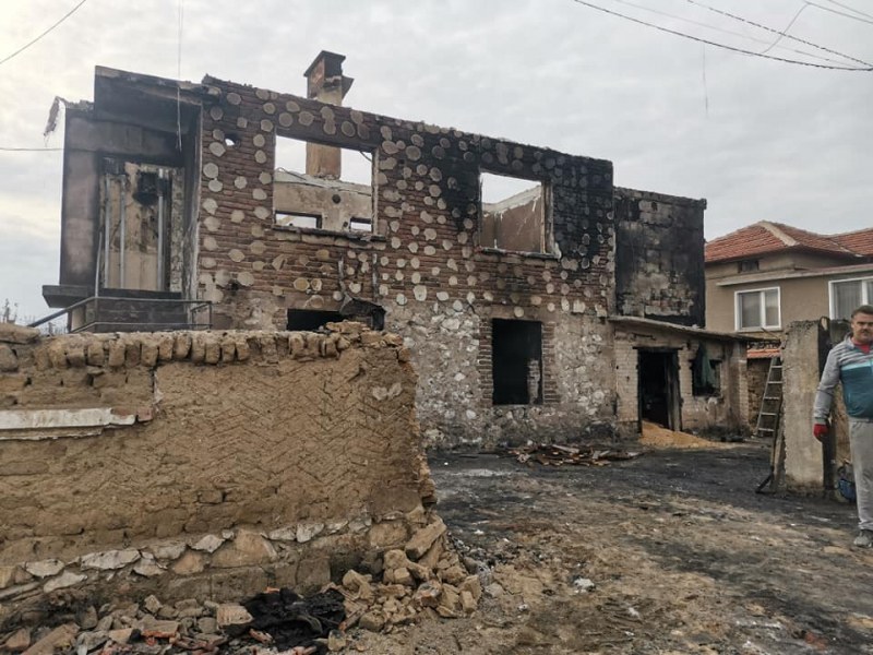 Майка на 2 деца от Пазарджишко: Нашият дом изгоря. Останахме без покрив над главите, без нищо… СНИМКИ