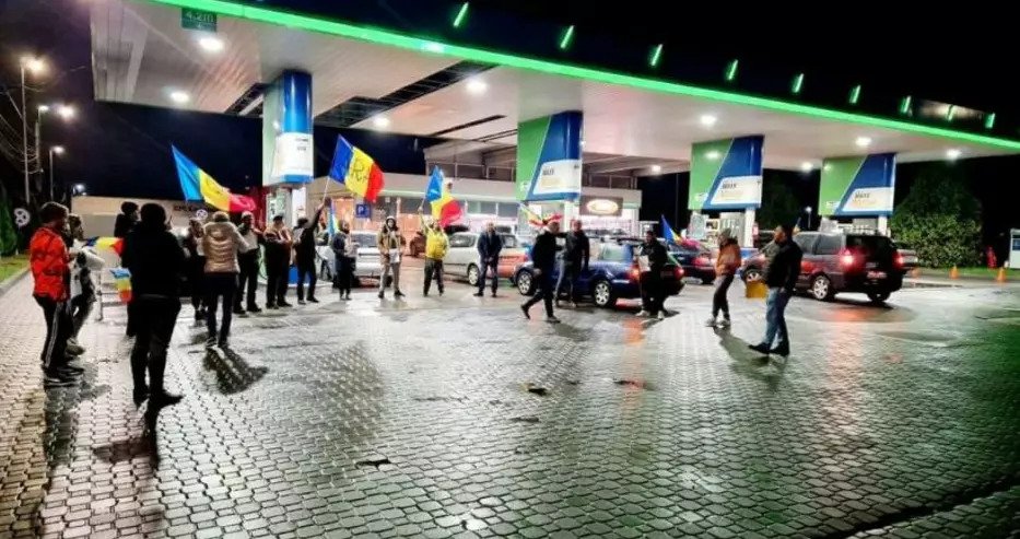 Напрежението ескалира в Румъния: Нападнаха австрийската ОМВ, теглят парите си от Райфайзен банк! ВИДЕО