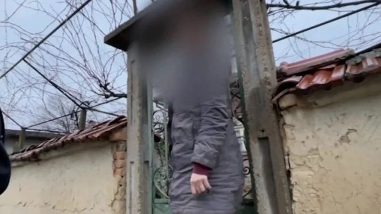 Гавра! Горнооряховският полицай, налетял сексуално на 14-г. момиче, го издебнал в банята и… ВИДЕО