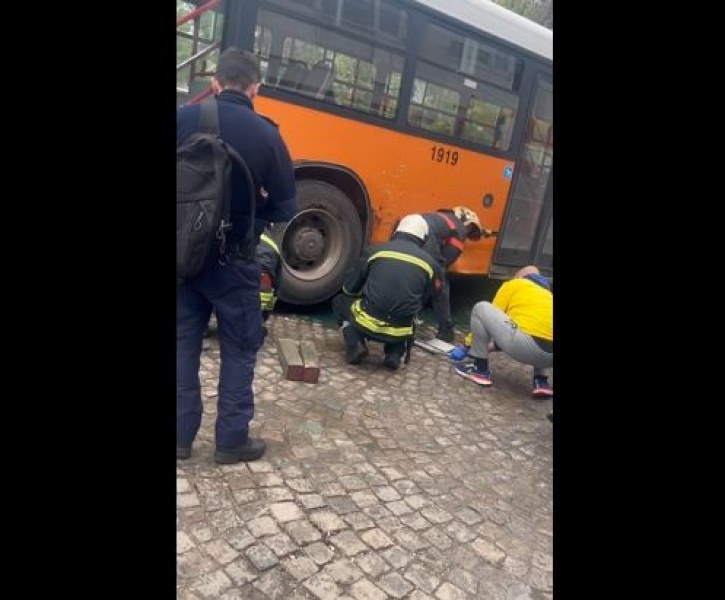 Кошмарен инцидент! Кола блъсна мъж на пешеходна пътека, удари го и автобус / ВИДЕО
