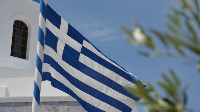 Скандал: Българин свали гръцкия флаг от пристанището в Кавала и издигна българския, крещейки “Тук е България”
