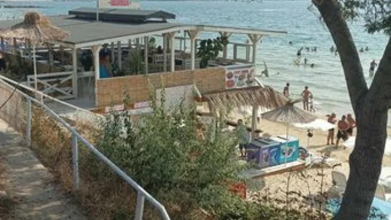 Грозно: Обиди и заплахи на посещаван роден плаж – пловдивчанка и хотелиер в лют скандал за чадър и шезлонг