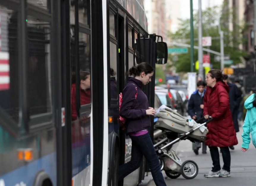 Страховит инцидент: Бързащ да се качи мъж блъсна дете под автобус, никой не помогна…