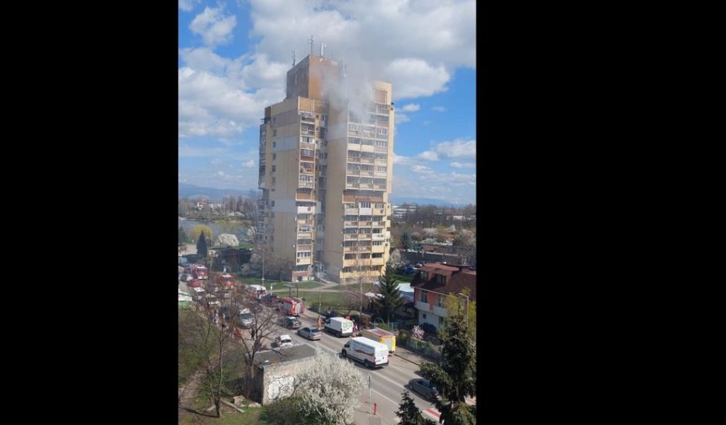 Смъртоносен пожар в София! Пристигнаха пожарникари и линейка / СНИМКИ