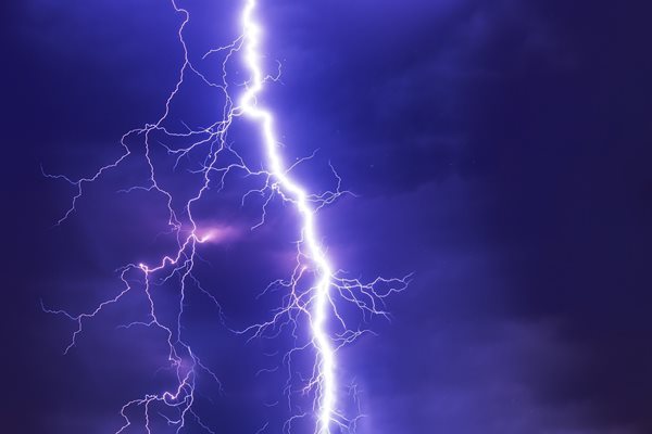 Погром от бурята в София: Мълния удари млад мъж, светофар се запали в района на Централни хали, потрошени коли и потоп