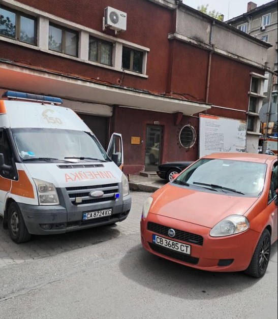 Абсурди безкрай! Шофьор “затвори” гаража на линейките от Спешна помощ в София