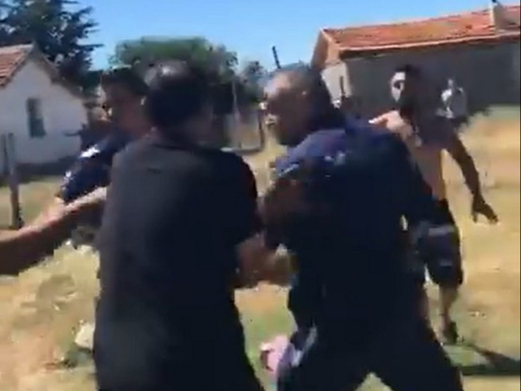 Потресаващо ВИДЕО! Вижте как нападнаха полицаи с мотики и брадви в гетото в Мъглиж