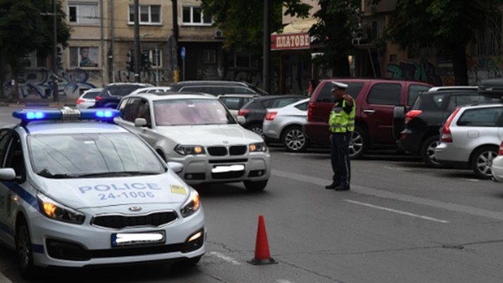 Джигит помете полицай, качи го на капака и го вози един километър